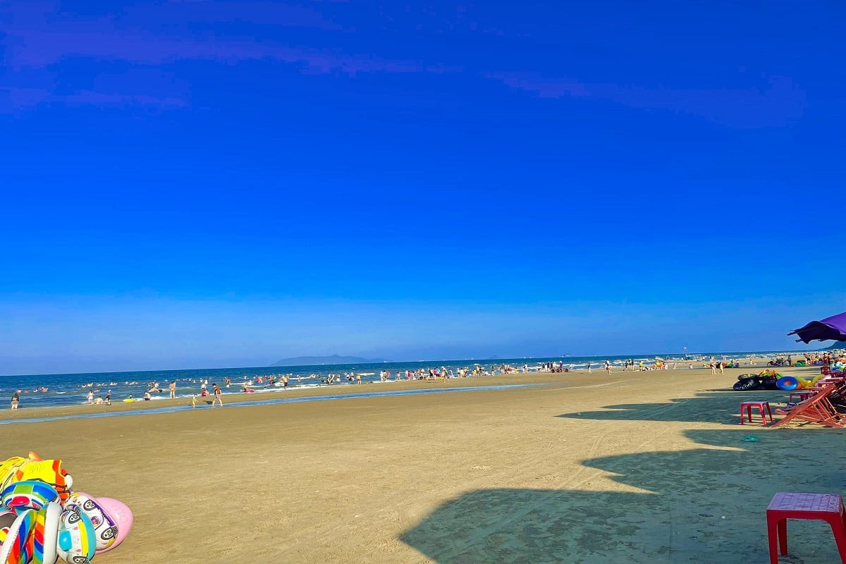 Bãi biển Hải Hòa còn là nơi lý tưởng để tận hưởng không gian biển trong lành và thư giãn sau những ngày làm việc căng thẳng
