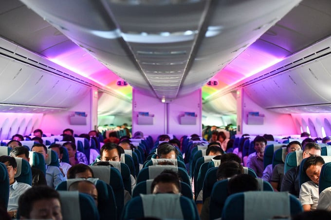 Bên cạnh khả năng chuyên chở lên tới 400 hành khách mỗi chuyến, Boeing 787-10 kế thừa nhiều ưu điểm vượt trội của Boeing 787-9 như không gian rộng rãi, ghế ngồi thoải mái, hệ thống giải trí hiện đại, ánh sáng đèn Led, độ ẩm không khí và áp suất để đem lại cảm giác dễ chịu cho hành khách. Ảnh: VNA