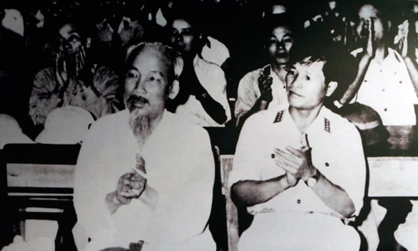 Chủ tịch Hồ Chí Minh và Đại tướng Nguyễn Chí Thanh tại hội nghị Quân chính toàn quân lần thứ nhất năm 1960. Ảnh tư liệu