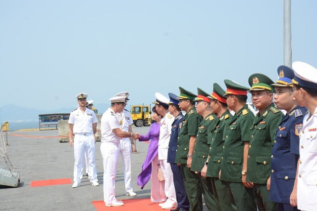 Lễ đón tàu Hải quân Pháp tại cảng Tiên Sa