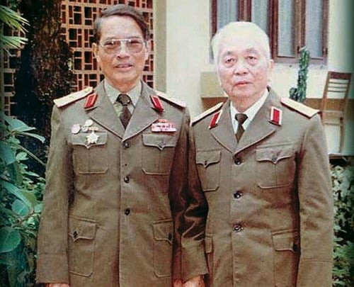 Thiếu tướng Nguyễn Thế Lâm chụp hình cùng Đại tướng Võ Nguyên Giáp