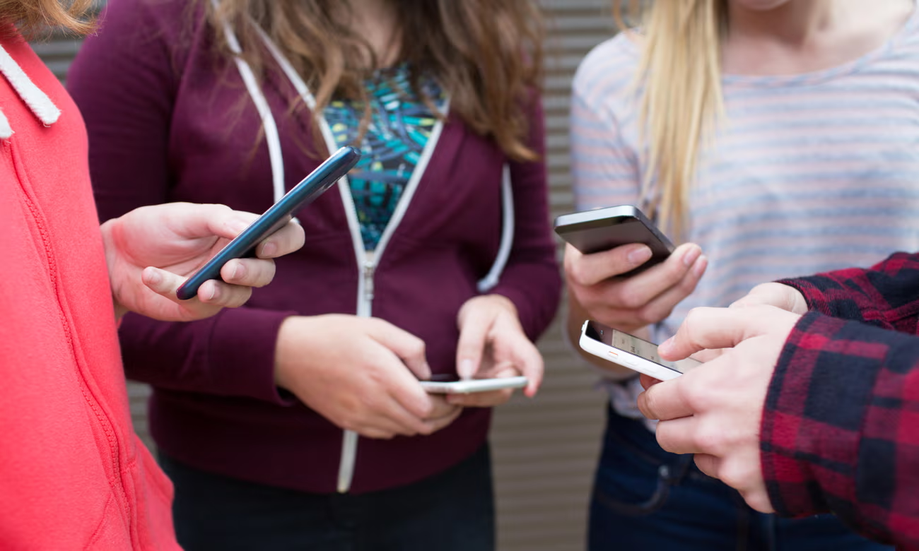 [Tin công nghệ] Anh cân nhắc cấm bán smartphone cho người dưới 16 tuổi