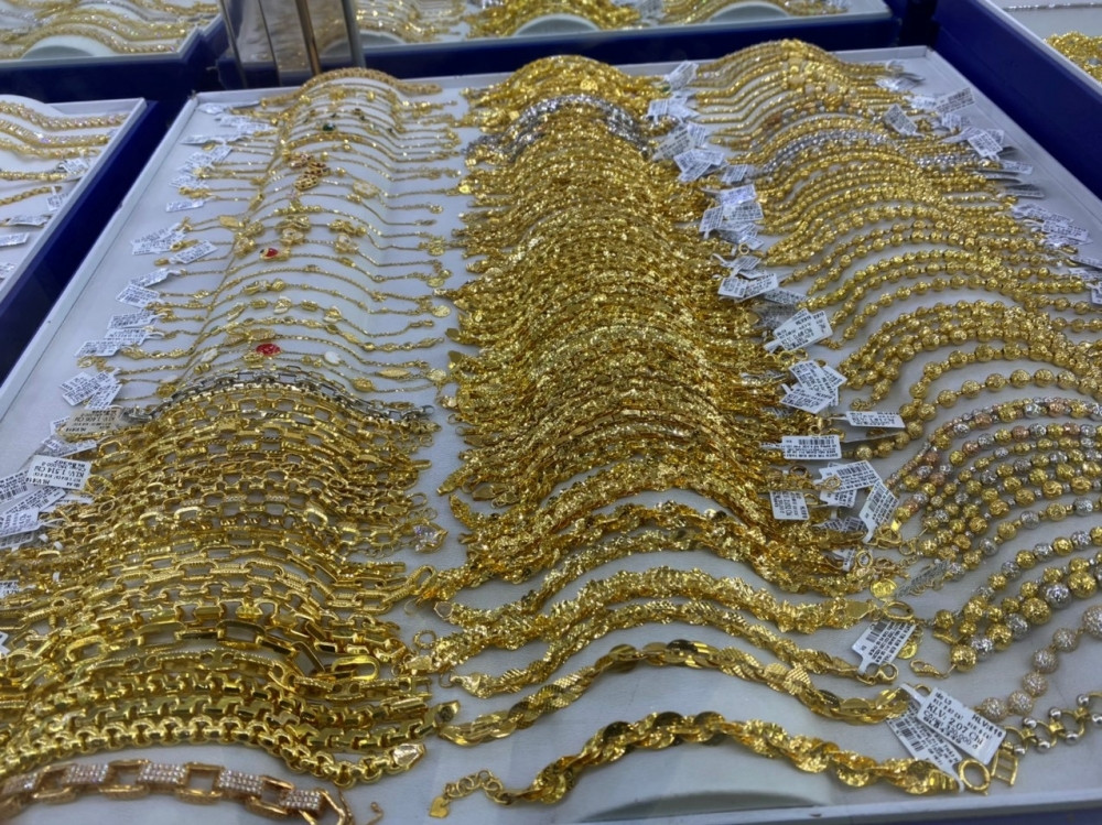 Giữa 'cơn sốt' giá, Cục Quản lý thị trường tăng cưởng kiểm tra tiệm vàng tại TP.HCM