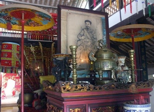 Bàn thờ Hổ tướng Nguyễn Huỳnh Đức tại Long An. Ảnh: Bùi Nguyên Đào Thụy