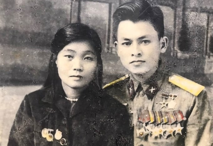Vợ chồng Anh hùng Lực lượng vũ trang nhân dân Phùng Văn Khầu hồi trẻ