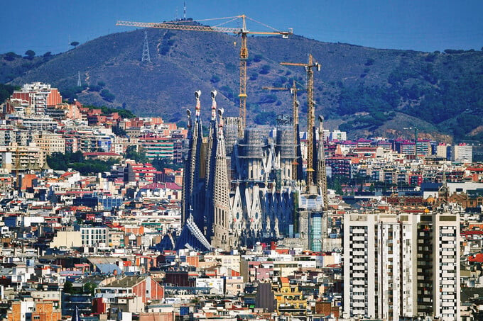 Sagrada Familia khởi công xây dựng từ năm 1882
