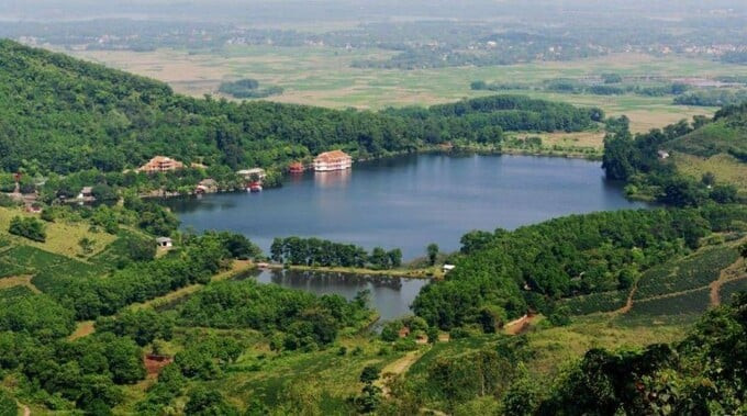 Khu du lịch Hồ Tiên Sa có diện tích rộng lớn khoảng 150ha và nằm ở độ cao từ 65 đến 400m