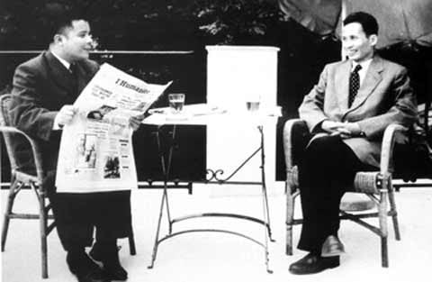 Phó Thủ tướng, Bộ trưởng Bộ Ngoại giao Phạm Văn Đồng (phải) và Bộ trưởng Bộ Công Thương, Luật sư Phan Anh trong thời gian dự Hội nghị Geneve (1954). Ảnh: Bảo tàng Lịch sử Việt Nam