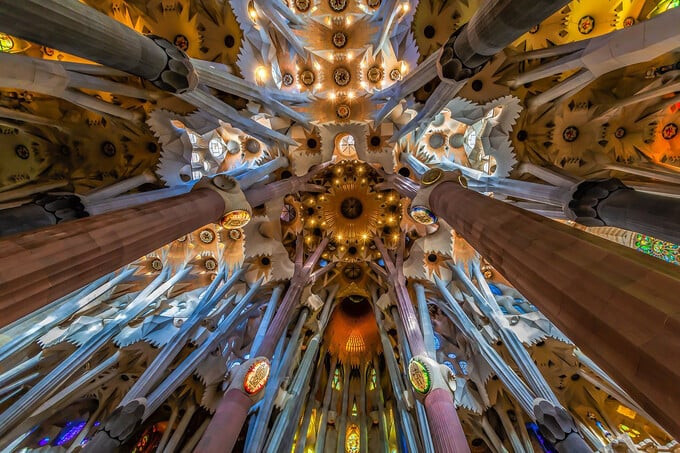 Bên trong nhà thờ Sagrada Familia