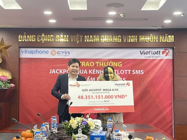 Vietlott trao giải cho người trúng Jackpot của sản phẩm Mega 6/45 đầu tiên của năm 2024