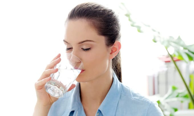 Không nên chờ đến khi cơ thể cảm thấy khát mới uống nước, vì lúc này tức là cơ thể đã bị thiếu hụt nước