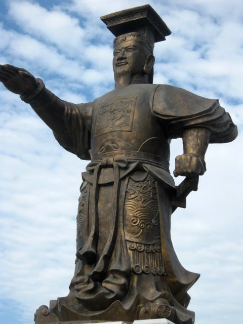 Tượng đài Đinh Tiên Hoàng Đế ở Ninh Bình. Ảnh: dulichninhbinh.com
