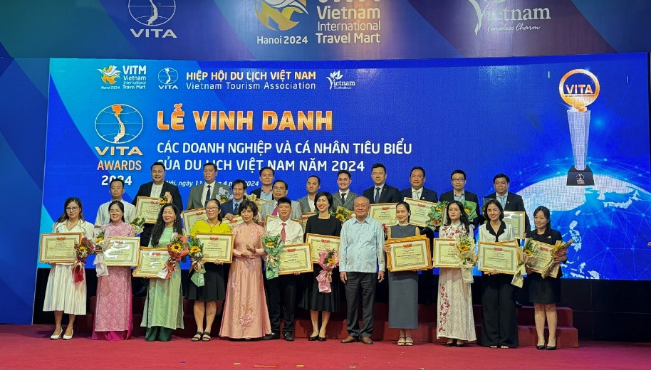 Vinpearl đồng loạt được vinh danh với 13 giải thưởng du lịch Vietnam Travel Awards’ - Ảnh 1.