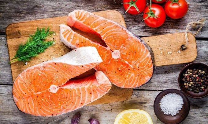 Trên trang Eating Well, chuyên gia Goodson tiết lộ, cá hồi là loại cá tốt số 1 cho tim mạch, vì tất cả các lợi ích dinh dưỡng của nó