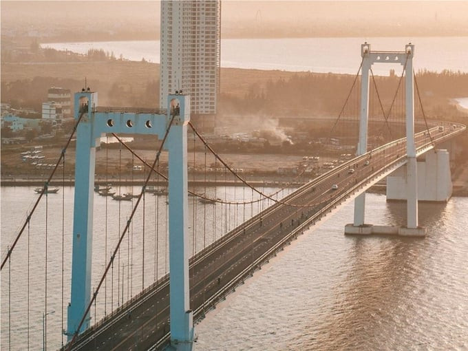 Cầu Thuận Phước có thiết kế theo mô hình cầu treo dây võng, với chiều dài 1.856m và rộng 18m