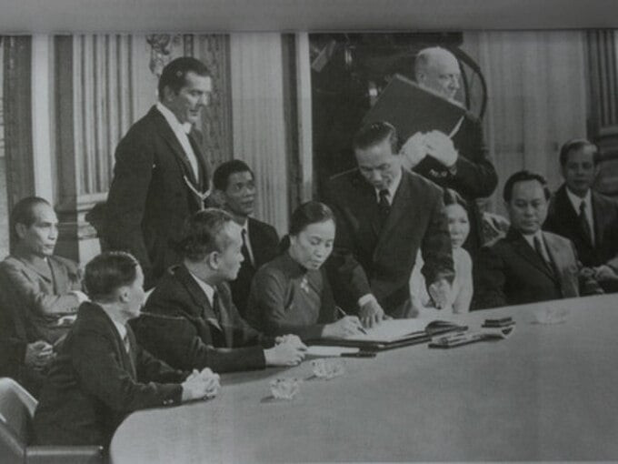 Bà Nguyễn Thị Bình là người phụ nữ duy nhất đặt bút ký vào Hiệp định Paris