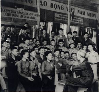 Các anh hùng chiến sĩ thi đua nghe Chủ tịch Hồ Chí Minh nói chuyện trong Đại hội Anh hùng chiến sĩ thi đua toàn quốc lần thứ Nhất năm 1952, tại Việt Bắc. Ảnh: Trung tâm Lưu trữ quốc gia III