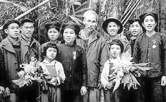 Anh hùng Nguyễn Thị Chiên đứng thứ năm từ trái qua phải