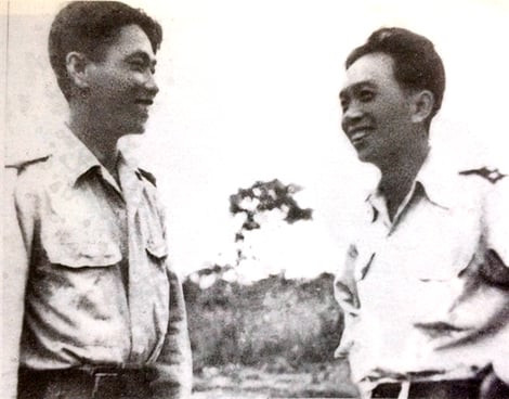 Thiếu tướng Lê Thiết Hùng và Đại tướng Võ Nguyên Giáp. Ảnh: Tư liệu gia đình/Báo CAND