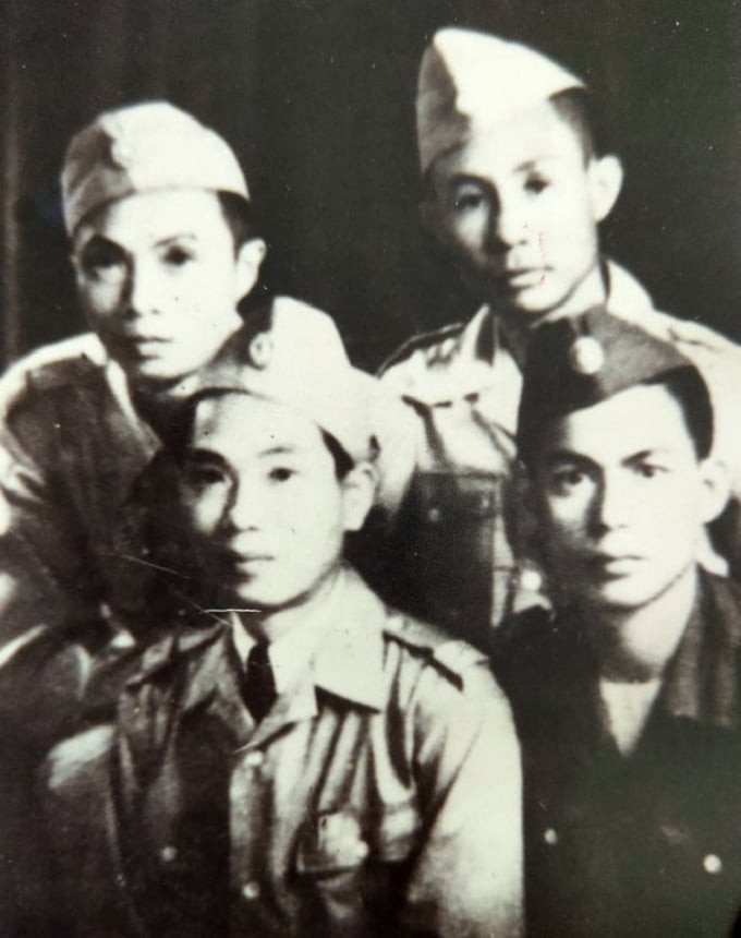 Thiếu tướng Lê Thiết Hùng cùng Bộ chỉ huy Quân tiếp phòng (1946). Ảnh: Báo QĐND