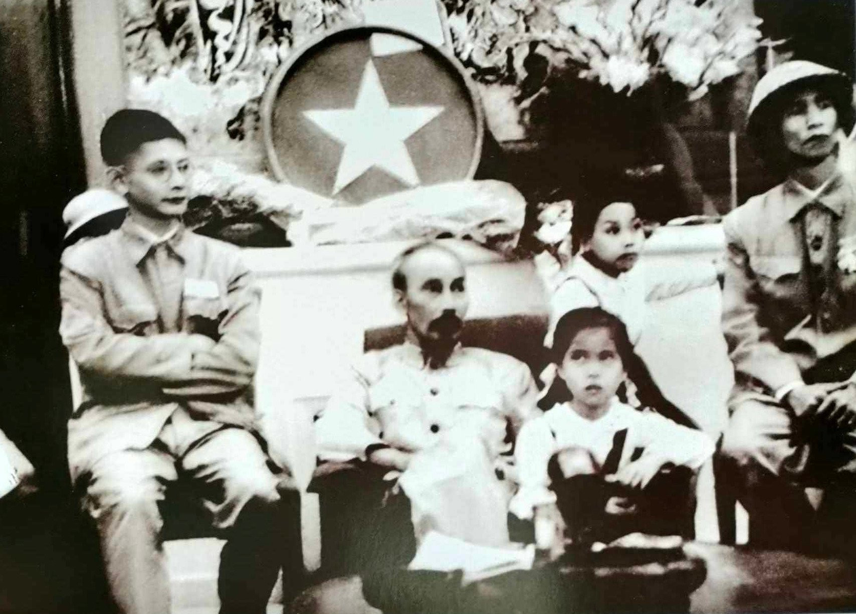 Bác sĩ Trần Duy Hưng (bìa trái) tháp tùng Chủ tịch Hồ Chí Minh đón tiếp đồng bào Thủ đô (10/1954). Ảnh: Tư liệu