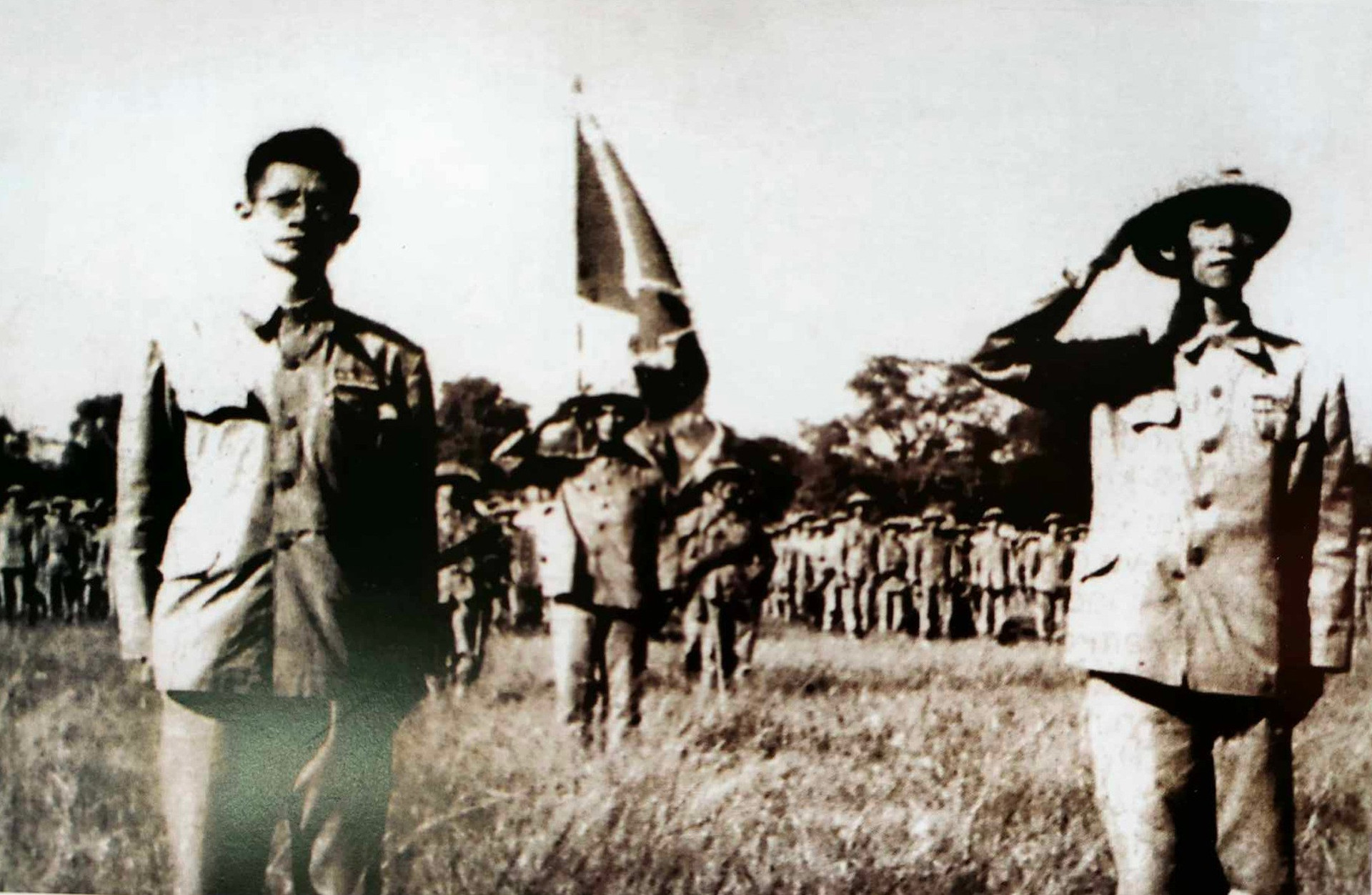 Bác sĩ Trần Duy Hưng (bên trái) cùng Thiếu tướng Vương Thừa Vũ duyệt binh tại sân vận động Hà Nội dưới chân cột cờ. Ảnh: Tư liệu
