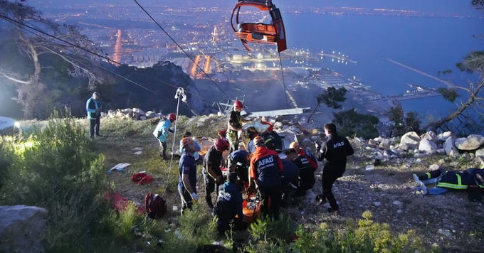 Hình ảnh trên các phương tiện truyền thông Thổ Nhĩ Kỳ cho thấy trụ cột cáp treo bị gãy đổ, nằm bên vách núi, trong khi chiếc cabin cáp treo gặp nạn đã bị vỡ tan tành, vẫn treo lủng lẳng trên dây cáp