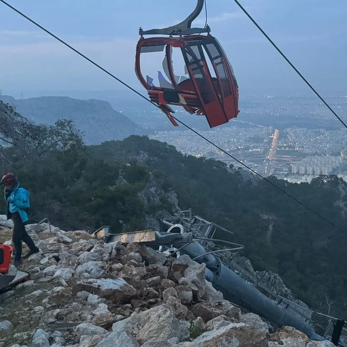 Một cabin của tuyến cáp treo Tunektepe ở thành phố Antalya, miền Nam Thổ Nhĩ Kỳ, đã va vào một cột tháp, khiến 8 người rơi xuống vách núi sâu