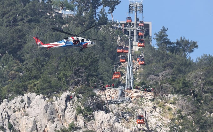 Một đội phản ứng với hơn 160 nhân viên, bao gồm các sĩ quan của Lực lượng Bảo vệ Bờ biển Thổ Nhĩ Kỳ, các nhóm leo núi cùng với máy bay trực thăng, cần cẩu đã đến hiện trường để hỗ trợ giải cứu những người mắc kẹt