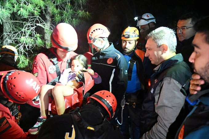 Lực lượng cứu hộ đã nỗ lực giải cứu người bị mắc kẹt trong đêm