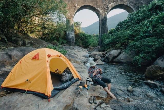 Cắm trại ngay dưới chân cầu. Ảnh: FunaGo Travel - Camping