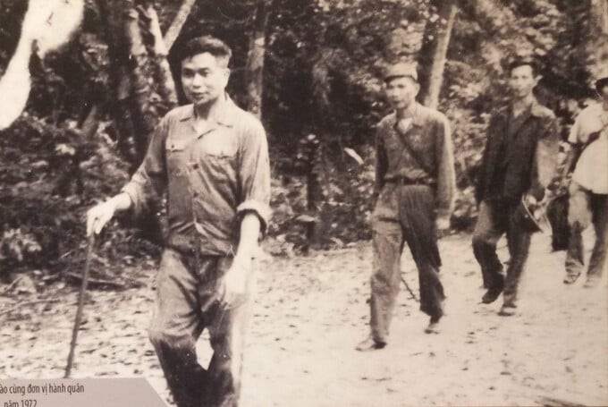 Trung tướng Song Hào cùng đơn vị hành quân vào chiến trường B5, năm 1972. Ảnh: Báo Tổ quốc