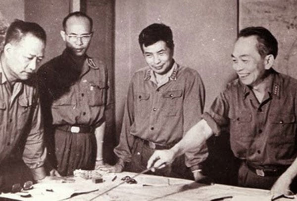 Thượng tướng Song Hào (người đứng thứ 2 từ phải sang) cùng với các đồng chí trong Quân ủy Trung ương bàn kế hoạch giải phóng Tây Nguyên năm 1975. Ảnh tư liệu/Cổng TTĐT Bộ Quốc phòng