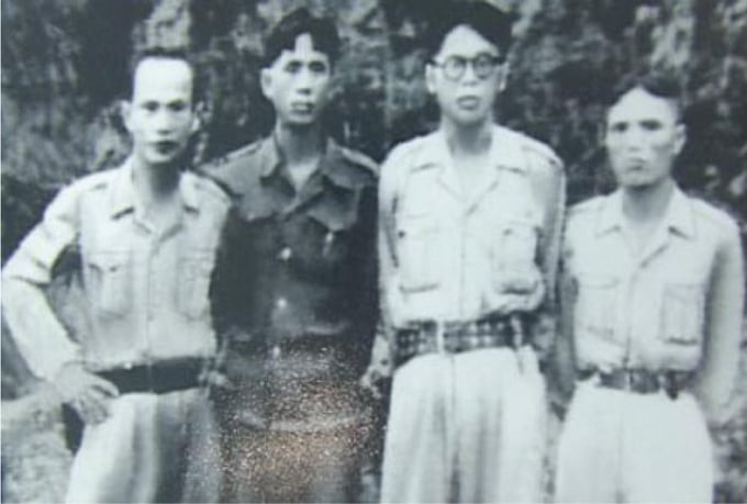 Trung tướng Nguyễn Bình (đeo kính) cùng các lãnh đạo tại chiến khu D ( Ảnh tư liệu)