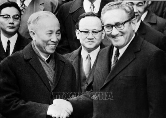 Cố vấn Lê Đức Thọ và ông Henry Kissinger bắt tay nhau sau khi ký tắt hiệp định Paris ngày 23/1/1973 (Ảnh: TTXVN)