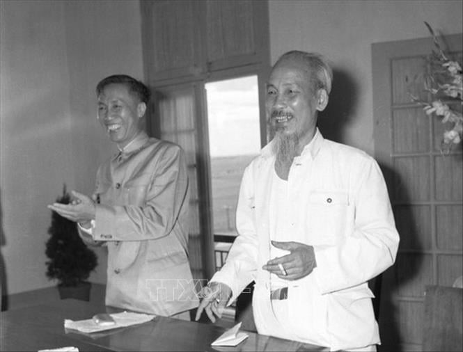 Đồng chí Lê Đức Thọ và Chủ tịch Hồ Chí Minh tại Đại hội Đảng toàn quốc lần thứ II, từ ngày 5-10/9/1960 (Ảnh: TTXVN)