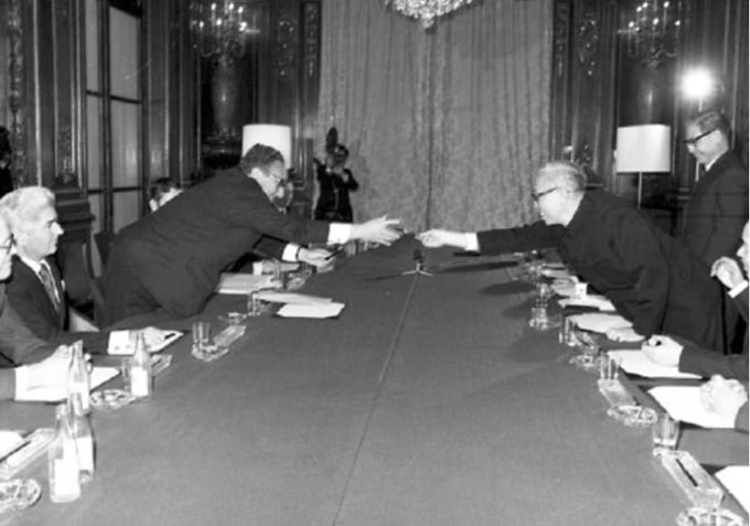 Cố vấn đặc biệt Lê Đức Thọ trao tặng bút cho Tiến sĩ Kissinger sau khi hai bên ký tắt 