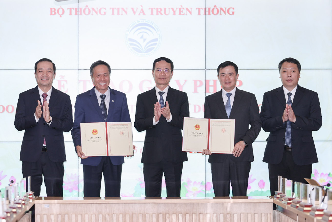 [Tin công nghệ] Bộ TT&TT trao giấy phép kinh doanh dịch vụ 5G cho Viettel và VNPT