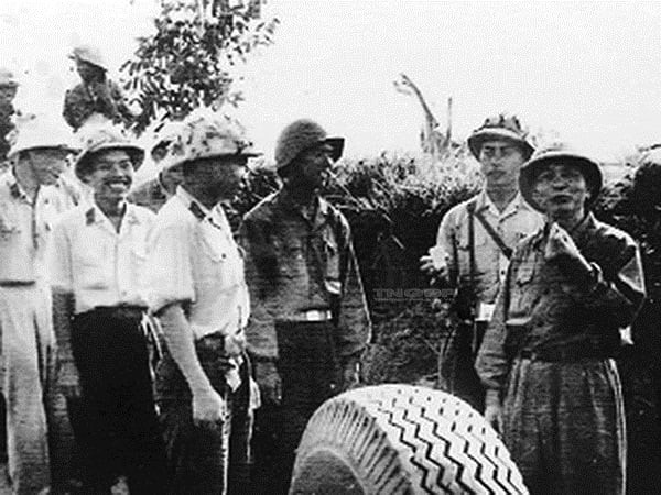 Đại tướng Võ Nguyên Giáp thăm Đoàn Phòng không Thái Nguyên tại tỉnh Thái Nguyên năm 1966 (Ảnh tư liệu)