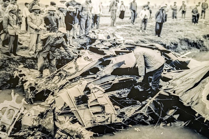Máy bay B52 của Mỹ đầu tiên bị bắn rơi tại Hà Nội năm 1972 (Ảnh tư liệu: TTXVN)