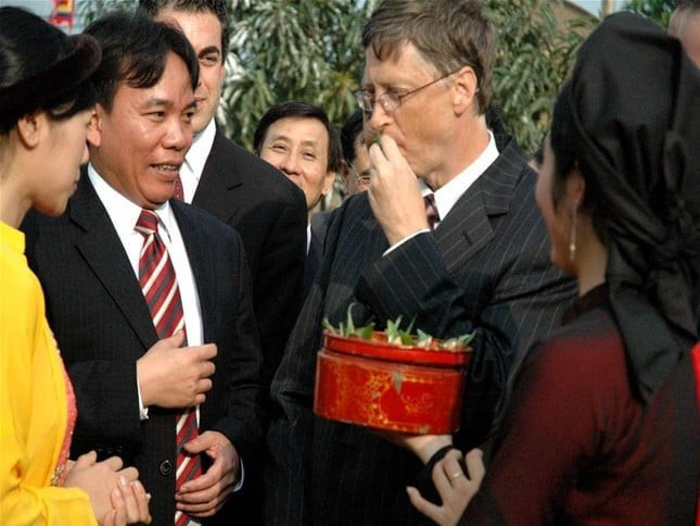 Vị tỷ phú đã dành thời gian ăn trầu và nghe quan họ tại Bắc Ninh vào năm 2006