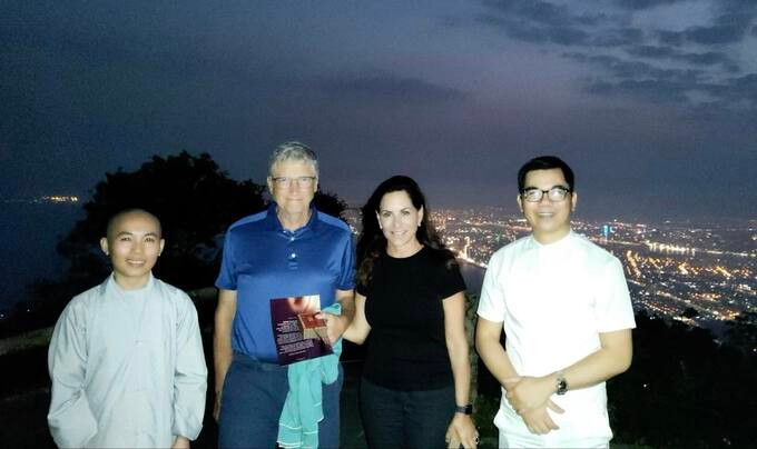 Tỉ phú Bill Gates và bạn gái Paula Hurd trong buổi thưởng trà trên đỉnh núi Bàn Cờ, Đà Nẵng, tối 6.3