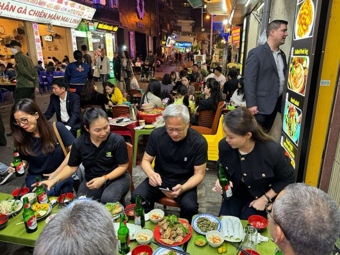 Ông Jensen Huang uống bia, thưởng thức ẩm thực đường phố tại phố cổ Hà Nội