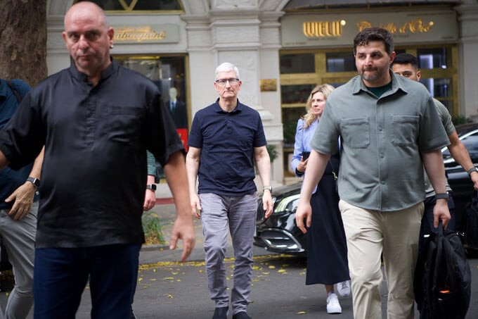 CEO Apple Tim Cook dạo bước trên phố Hai Bà Trưng, Hà Nội