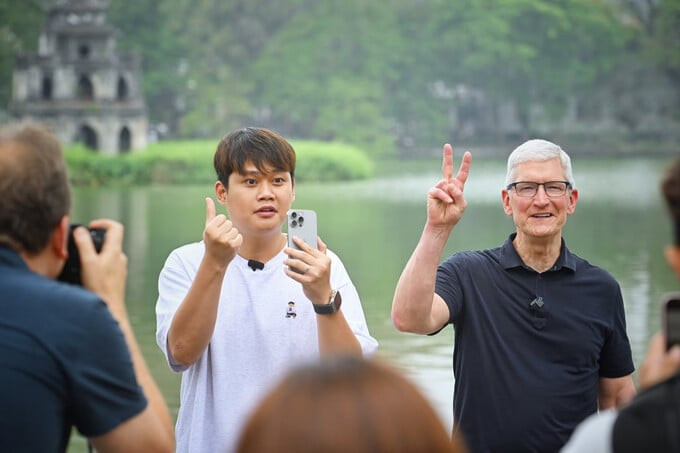 CEO Apple giao lưu cùng content creator Duy Thẩm tại hồ Gươm