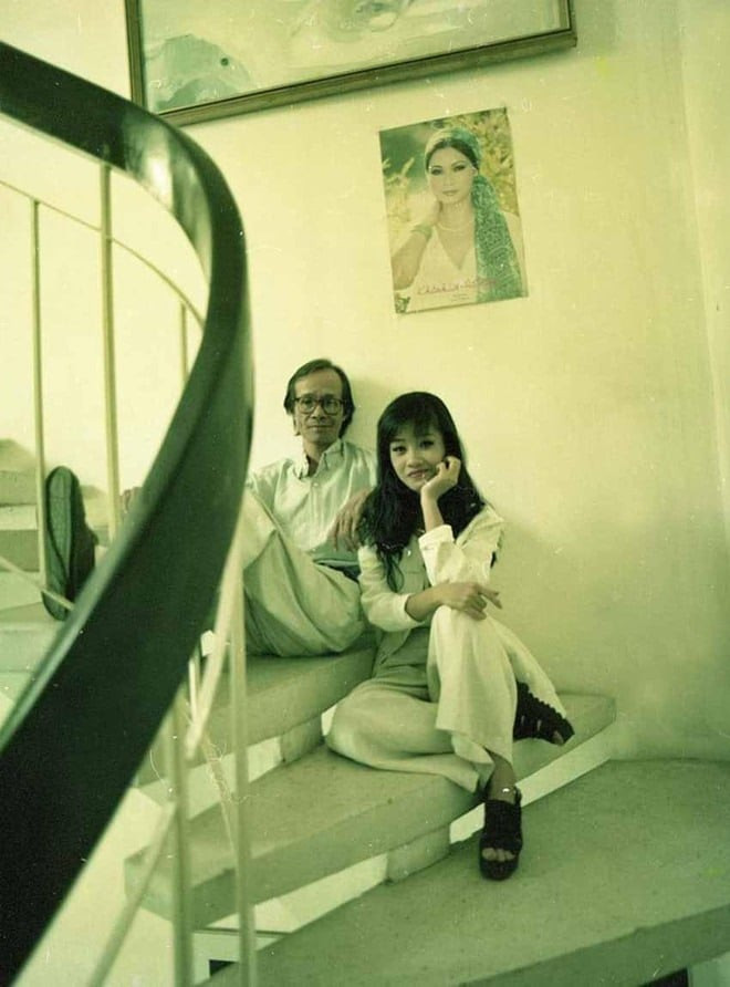 Bức ảnh được coi là huyền thoại của Trịnh Công Sơn và Hồng Nhung khi cả 2 ngồi ở bậc cầu thang, phía trên là ảnh danh ca Khánh Ly. Ảnh: Dương Minh Long