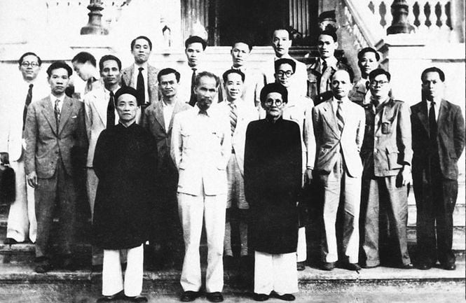 Chủ tịch Hồ Chí Minh và cụ Huỳnh Thúc Kháng (người mặc áo dài đứng bên phải) cùng Nội các Chính phủ Liên hiệp lâm thời Việt Nam Dân chủ Cộng hoà (sau này là Chính phủ Liên hiệp kháng chiến). Ảnh tư liệu/Báo VOV