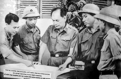 Trung tướng Phạm Kiệt (ở giữa) nghe Ban chỉ huy đồn biên phòng 34 báo cáo tác chiến