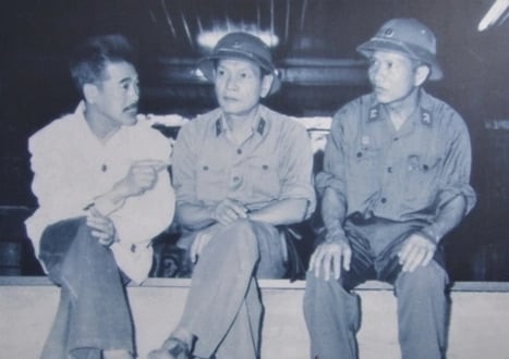 Ông Thư Kỳ - thư ký riêng của Bác Hồ (bìa trái) trao đổi công việc với tướng Phạm Kiệt