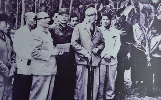 Chủ tịch Hồ Chí Minh cùng Phó Chủ tịch Tôn Đức Thắng, Tướng Phạm Kiệt cùng lãnh đạo Nhà nước trao đổi về mùa xuân trồng cây tại Hà Tây